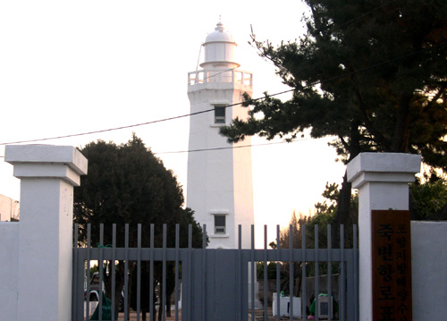 죽변 앞 바다를 비추는 죽변 유인등대 